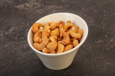 Kavrulmuş kaju yığını kasede