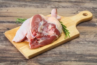 Çiğ ördek bacağı pişirmek için biberiye servis edilir.