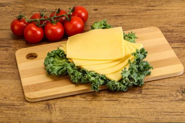 Dilimlenmiş Gauda peyniri.