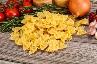 Çiğ İtalyan statü buğday farfalle makarna pişirmek için