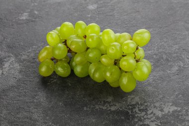 Olgun yeşil üzüm dalı yalıtılmış.