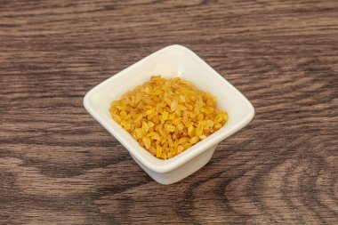 Vejetaryen mutfağı. Kasede pişirmek için kuru bulgur.