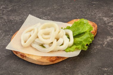 Çiğ mürekkep balığı halkaları pişmeye hazır.