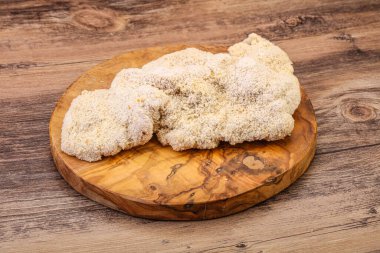 Kızartma için çiğ domuz eti şnitzel.