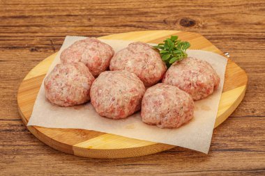 Yemek pişirmek için çiğ hindi köftesi.