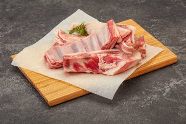 Çiğ kuzu kaburgası pişirmek için biberiye servis edilir.