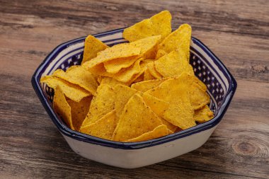 Meksika mısır cipsi üçgen yığını.