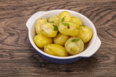 Kasede taze haşlanmış patates soğan servis edildi.