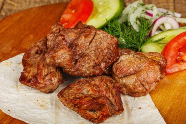 Izgara biftek, sebze ve soğan.