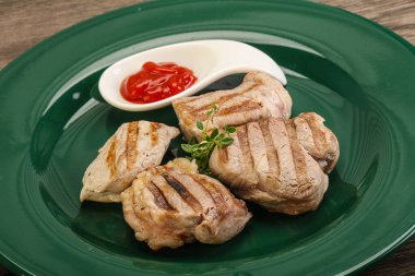 Domates soslu ızgara domuz filetosu kekik servis edilir.