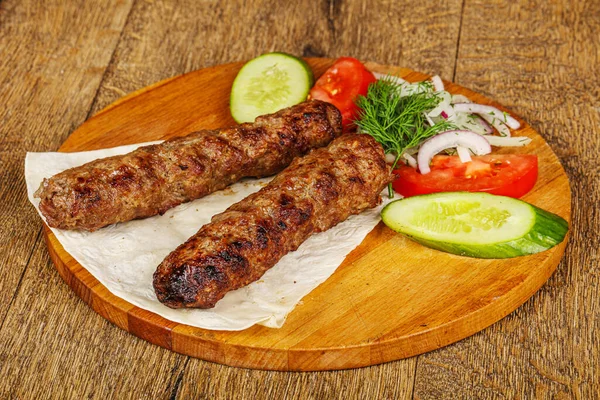 Biftek dilimlenmiş et shashlik sebze servis ediyordu.