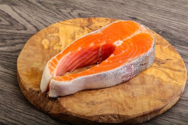 Pişirmek için çiğ somon bifteği.