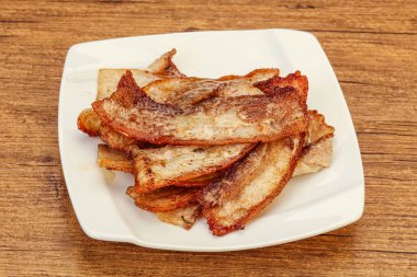 Kızarmış domuz pastırması tabakta.