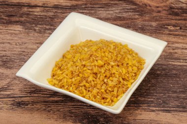 Vejetaryen mutfağı. Kasede pişirmek için kuru bulgur.