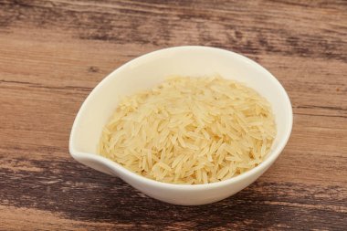 Tabakta çiğ Hint basmati pilavı