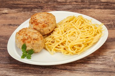 Peynirli spagetti ve ev yapımı tavuk pirzolası.