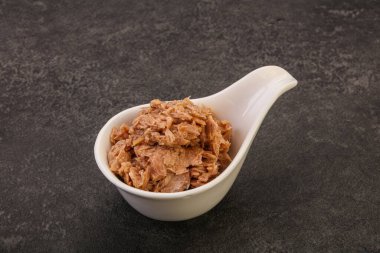 Salata için konserve ton balığı filetosu.