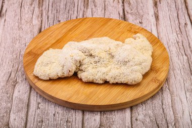 Kızartma için çiğ domuz eti şnitzel.