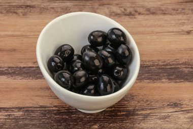 Kasede marine edilmiş siyah zeytin.