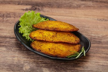 Fırında patates ve biberiye servis edilen baharatlar.