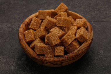 Kahverengi baston şeker yavruları kasede