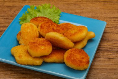 Kızarmış tavuk nugget. Salata yaprakları.