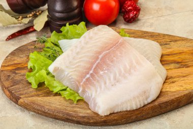 Pişirmek için çiğ pangasius fileto balığı.