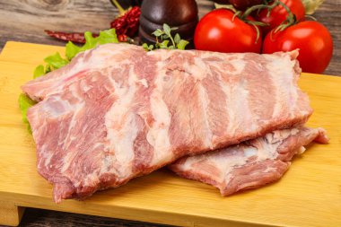 Pişirmek için çiğ domuz eti.