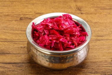 Kasede pancar kökü olan marine edilmiş kırmızı lahana.