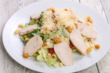 Tavuk göğsü ve parmesan peynirli Sezar salatası.