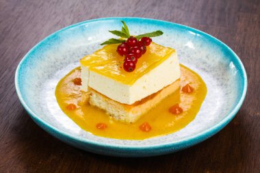 Geleneksel turuncu soslu cheesecake kırmızı frenk üzümü servis ediyordu.