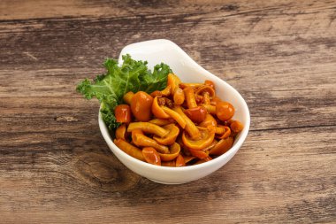 Terbiye edilmiş mantar. Kasede küçük bal aromalı.