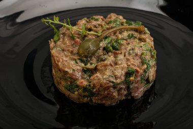 Kaparili çiğ tartar atıştırmalığı.