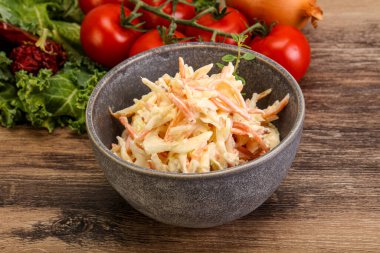 Lahana ve havuçlu vejetaryen lahana salatası.