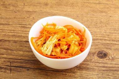 Havuçlu ve baharatlı Kore soya kuşkonmazı.