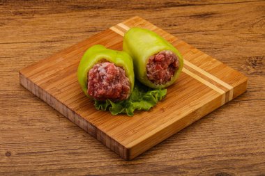 Çiğ dolma yeşil dolma biber ve et.