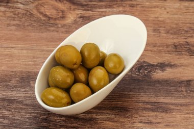 Kavanozda yeşil zeytin turşusu