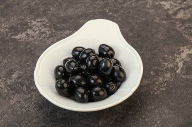 Kasede marine edilmiş siyah zeytin.