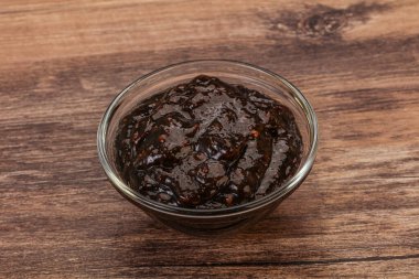 Kasede acı biber sosu var.