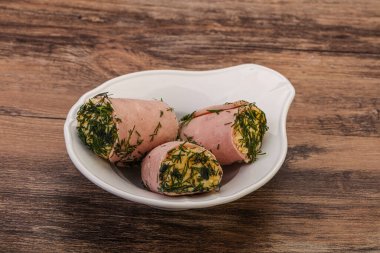 Peynirli ve sarımsaklı jambonlu sandviç.