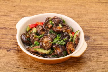 Baharatlı ve otlu terbiye edilmiş Shiitake mantarı.