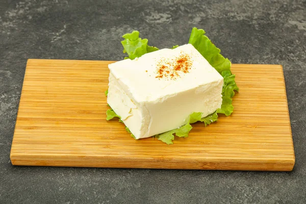 ギリシャの伝統的なソフトフェタ乳製品チーズ — ストック写真