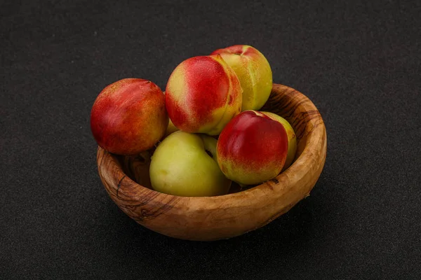 Dolci Piccole Pesche Verdi Nel Cestino — Foto Stock