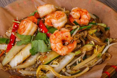 Asya mutfağı - Karides ve sebzeli Wok