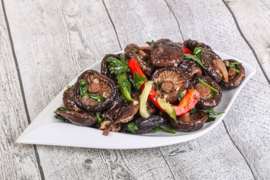 Baharatlı ve otlu terbiye edilmiş Shiitake mantarı.