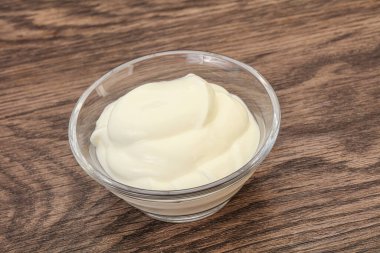 Süt ekşi krema kasede