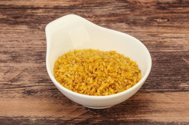 Vejetaryen mutfağı. Kasede pişirmek için kuru bulgur.