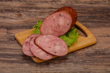 Baharatlı ve otlu füme jambon.