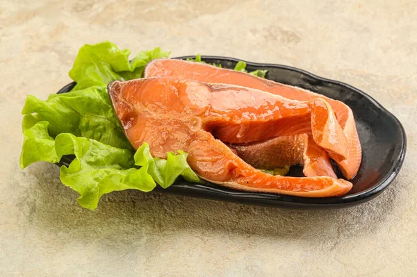 Dois Bifes Salmão Rosa Serviram Folhas Salada — Fotografia de Stock