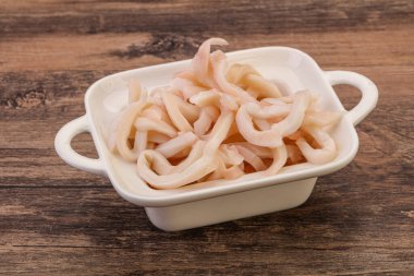 Lezzetli marine edilmiş mürekkep balığı kasede atıştırmalık parçalar.